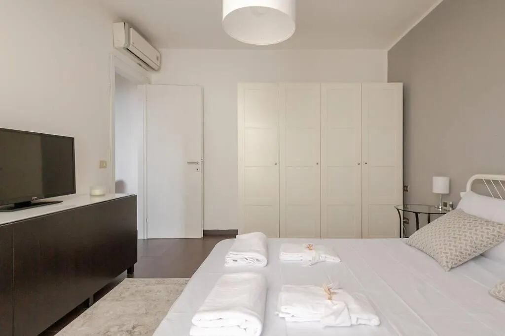 Sky-View Flat In Milan Apartment